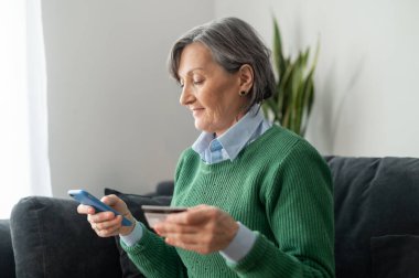 Üst düzey bayan evde kredi kartıyla faturaları ödüyor.