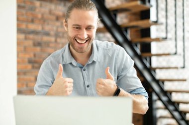 Adamın biri video görüşmesi için dizüstü bilgisayar kullanıyor.