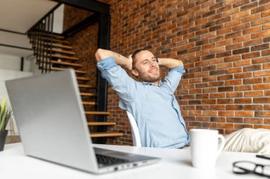 İşyerinde dinlenen bir adam.