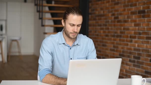 Um hipster está usando um laptop indoor — Vídeo de Stock