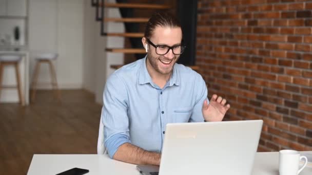 Ein Hipster-Typ benutzt einen Laptop drinnen — Stockvideo