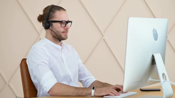 Un employé de bureau masculin a une réunion vidéo — Video