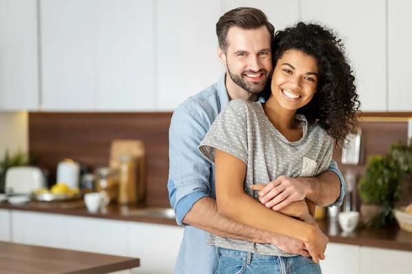 Two people hugging and joyfully looking at camera — Stock Photo, Image