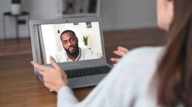 Genç bir kadın video görüşmesi için dizüstü bilgisayar kullanıyor.