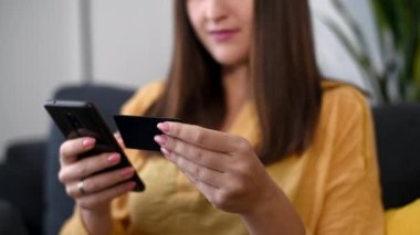 Kapalı alanda rahat gömlekli bir kadın.