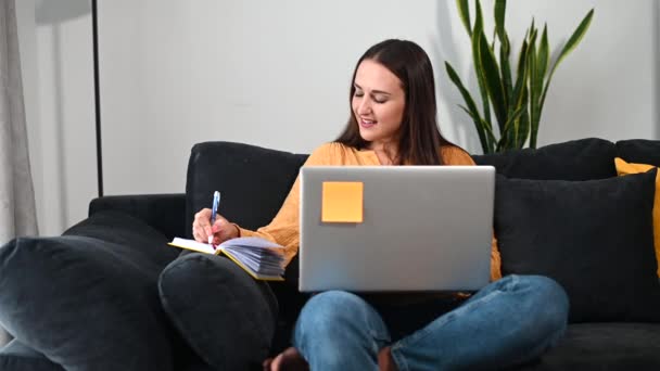 Una mujer joven en camisa casual interior — Vídeos de Stock