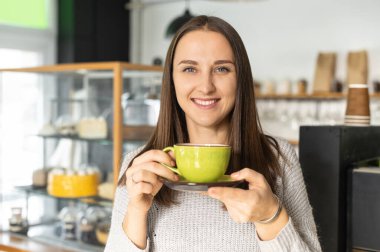 Kahveli genç bir kadın.