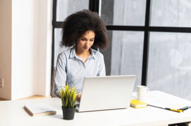 İnternette arayan güzel genç bir kadın.