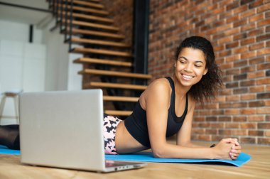 Spor giyim sektöründe Afro-Amerikalı bir kadın.