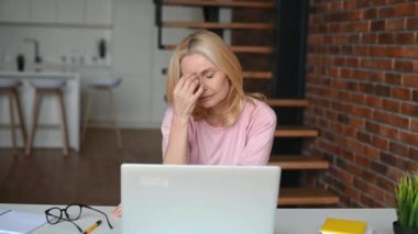 Merkez ofiste orta yaşlı bir kadın.