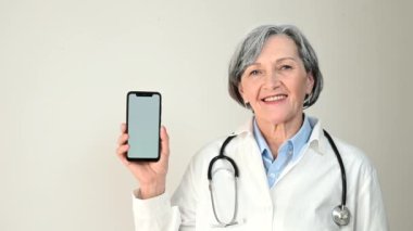 Kıdemli kır saçlı doktor içeride.