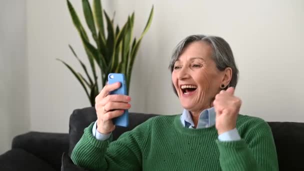 Senior mujer de pelo gris interior — Vídeos de Stock