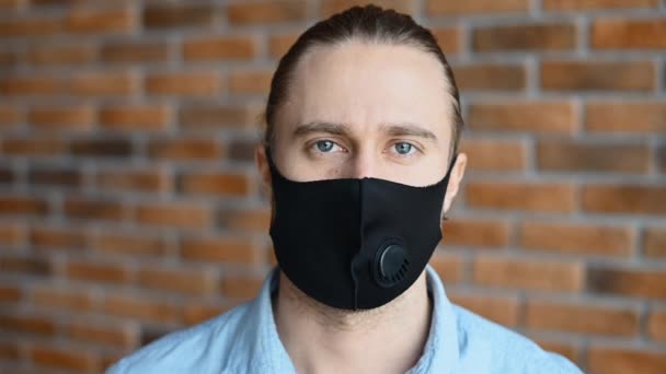 Employé de bureau masculin portant un masque — Video