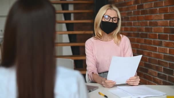 Mujer de mediana edad con máscara médica — Vídeos de Stock