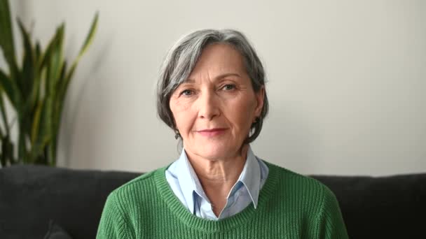 Senior mujer de pelo gris interior — Vídeos de Stock