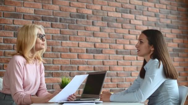 Maduro mentor femenino y un estudiante — Vídeos de Stock