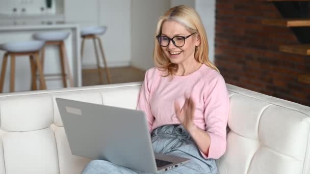 Eine Frau mittleren Alters im Home Office — Stockvideo