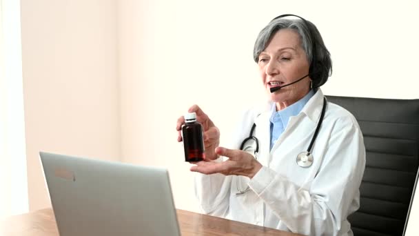 Senior médecin aux cheveux gris à l'intérieur — Video