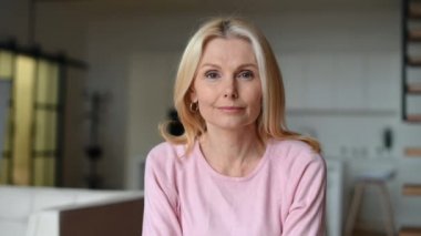 Merkez ofiste orta yaşlı bir kadın.