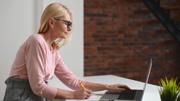 A middle-aged woman in the home office — Stock Video