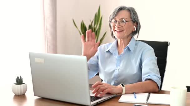 Femme d'affaires senior avec ordinateur portable — Video