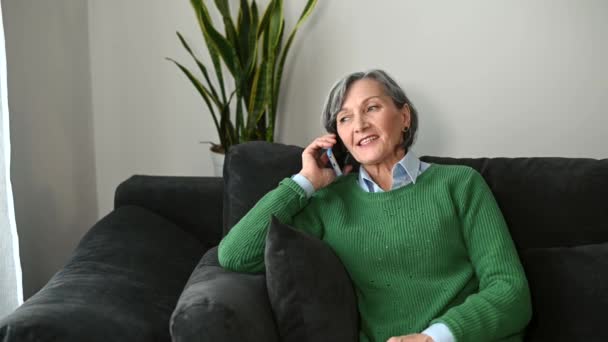 Senior mujer de pelo gris interior — Vídeos de Stock