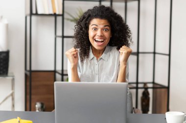 Afrikalı Amerikalı iş kadını evet diye bağırıyor.