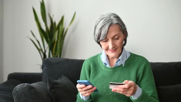 Senior mujer de pelo gris interior — Vídeos de Stock