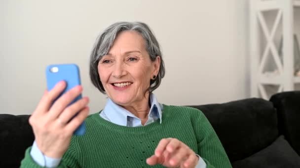 Femme âgée aux cheveux gris intérieur — Video