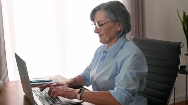 Starsza bizneswoman z laptopem — Wideo stockowe