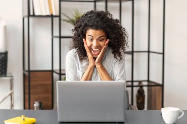 Şaşırmış genç Afrikalı Amerikalı iş kadını