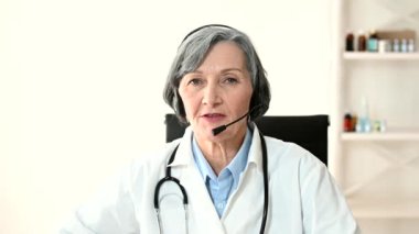 Kıdemli kır saçlı doktor içeride.