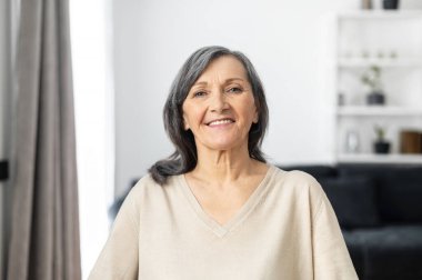 Yaşlı bir kadınla görüntülü konuşma.