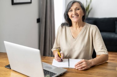 Dizüstü bilgisayar kullanan son sınıf öğrencisi.