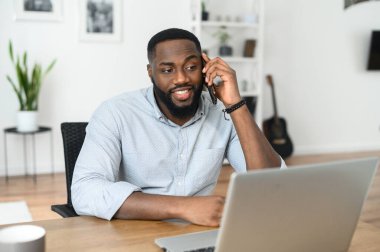 Beyaz perdeye bakan Afro-Amerikalı genç adam