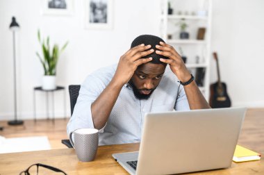 Kafası karışmış adam ekrana bakıyor.