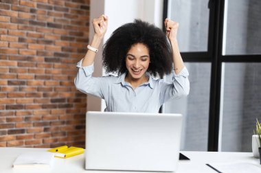 Mutlu genç kadın ellerini kaldır.