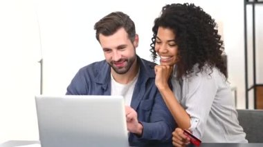 Uluslararası aşık çift birlikte zaman geçirir.