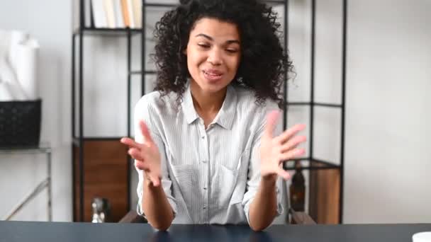 Una giovane donna afro-americana nello spazio ufficio moderno — Video Stock