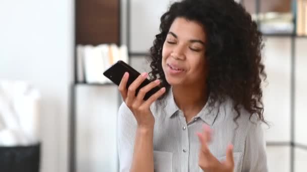 Eine afroamerikanische junge Frau in modernen Büroräumen — Stockvideo