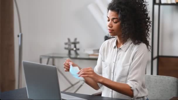 Una giovane donna afro-americana nello spazio ufficio moderno — Video Stock