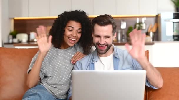 Casal internacional apaixonado passa tempo juntos — Vídeo de Stock