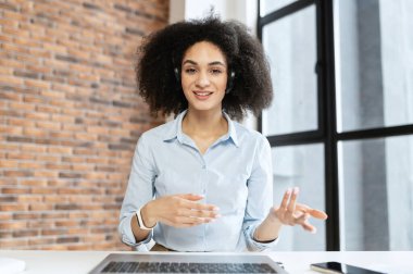 Kulaklıkla konuşan genç bir kadın.