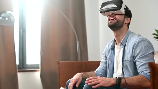 Un joven barbudo con gafas VR — Vídeos de Stock