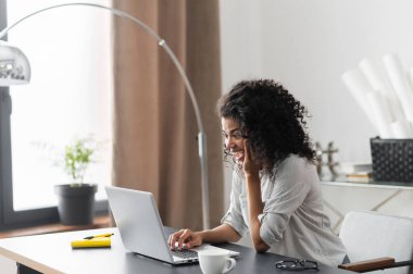 Afrikalı Amerikalı bayan öğrenci başarıyı kutluyor