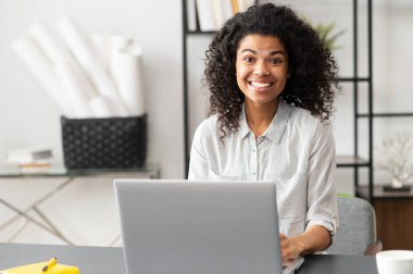 Heyecanlı Afrikalı Amerikalı kadın ofis çalışanı