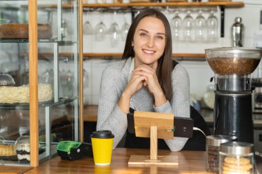İş yerinde genç bir bayan barista.