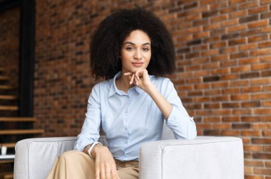 Genç melez kadın girişimcinin portresi