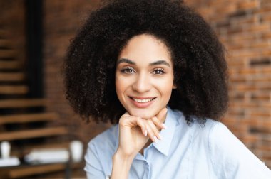 Afrikalı Amerikalı kadın kameraya bakıyor.