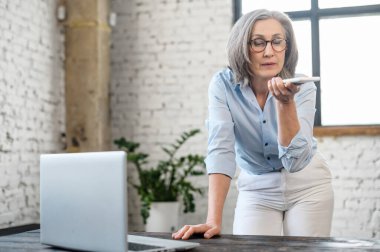 Bir telefon görüşmesinde birden fazla üst düzey iş kadını